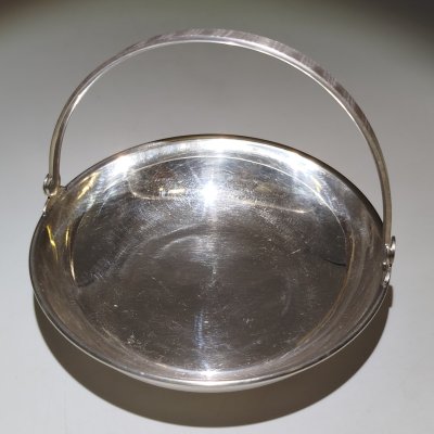 купить Вазочка (орешница) с ручкой и орнаментом вдоль бортика, мельхиор (медь-никель), серебрение, Московский завод ювелирных и металлических изделий (МЮЗ), СССР, 1960-1970 гг.