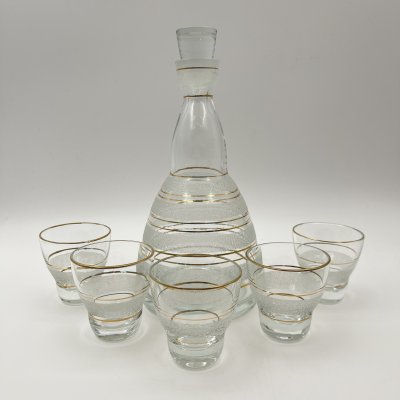 купить Набор для подачи крепких напитков (штоф и 5 стопок ,декорированных белой обсыпкой), стекло, золочение, СССР, 1960-1980 гг.