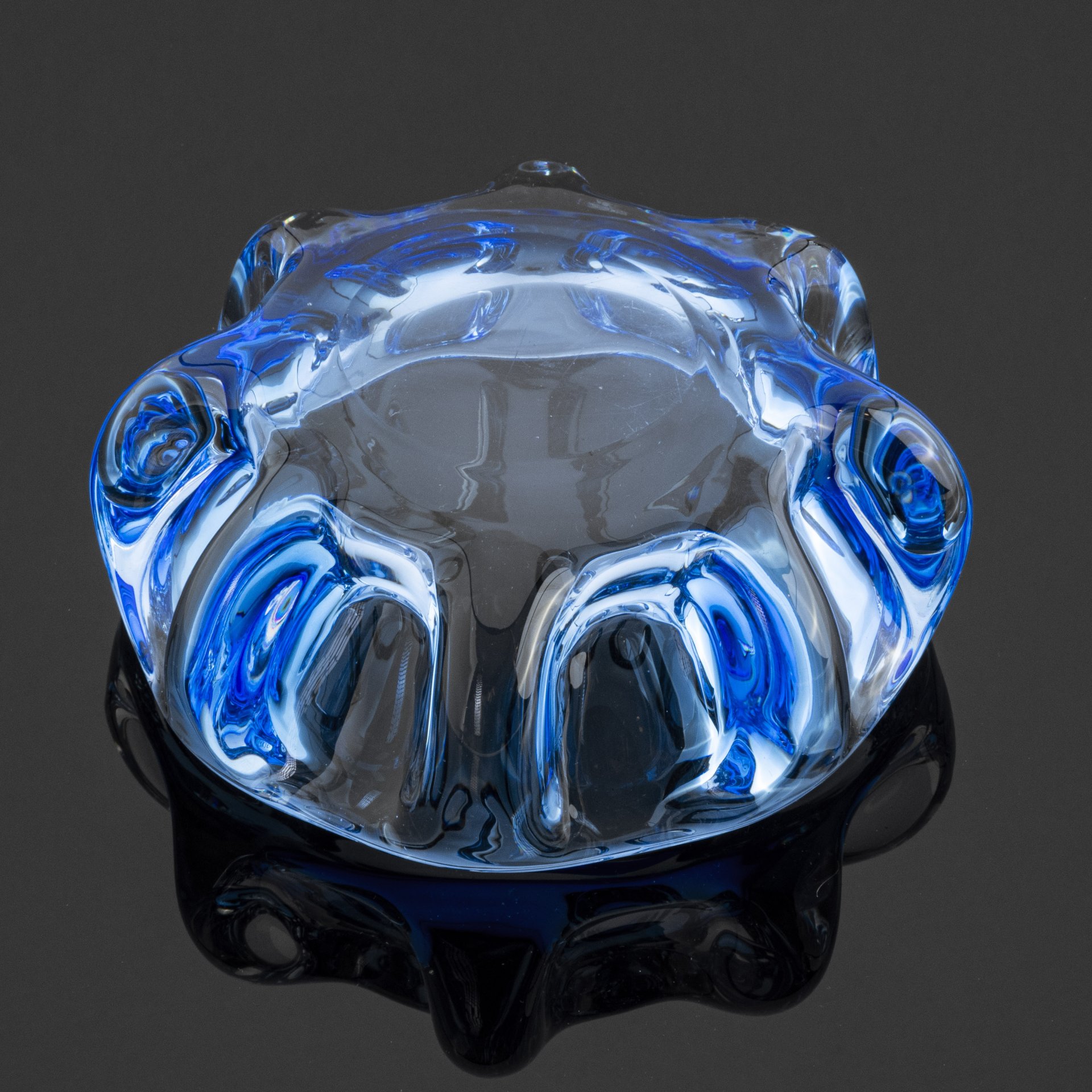 Пепельница оригинальной формы голубого цвета, автор П.И. Зинченко ...