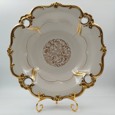 купить Блюдо сервировочное с прорезным бортом, украшенное растительным декором, фарфор, золочение, Weimar Porzellan (Веймарский фарфор), ГДР, 1949-1980 гг.