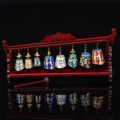 купить Скульптурная композиция, состоящая 8-ми колокольчиков с молоточком, латунь, эмаль, техника клуазоне, Китай, 1950-1970 гг.