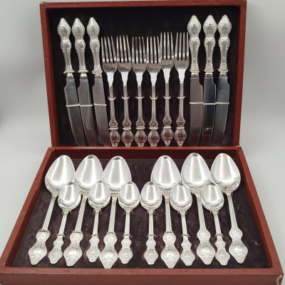 купить Набор столовых приборов на 6 персон в оригинальном футляре (ложки, вилки, ножи, чайные ложки), мНЦ (медь-никель-цинк), дерево, ледерин, Режевский механический завод (РМ), СССР, 1970-1990 гг.