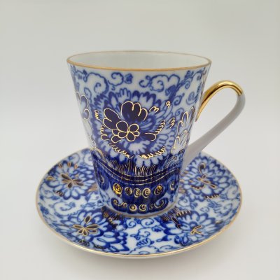 купить Пара чайная с декором в виде вазона и цветов в синей гамме, форма бокала "Ленинградский", фарфор, деколь, золочение, Ленинградский фарфоровый завод (ЛФЗ), СССР, 1960-1970 гг.