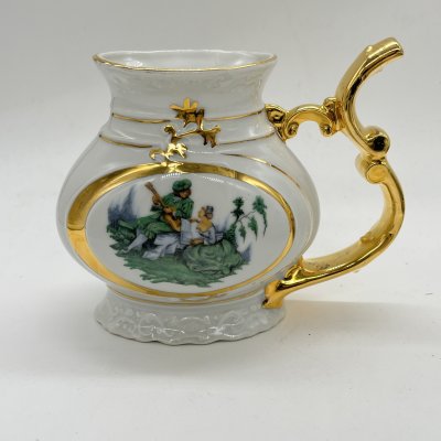 купить Поильник с фигурной ручкой и цветочным декором с изображением галантной сцены, фарфор, золочение, деколь, Чехословакия, 1980-1990 гг.
