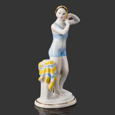 купить Статуэтка "Юная купальщица", скульптор Г.С. Столбова, художник Е.Н. Лупанова, фарфор, роспись, золочение, Ленинградский фарфоровый завод (ЛФЗ), СССР, 1960-1970 гг.