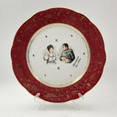 купить Тарелка декоративная, украшенная изображением Наполеона Бонопарта и Жозефины, фарфор, деколь, крытье, золочение, Limoges, Франция, 1960-1980 гг.