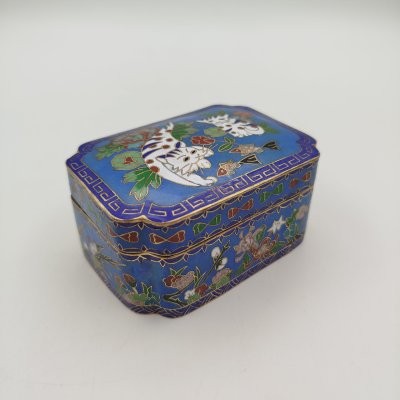 купить Шкатулка, украшенная белыми кошками с добычей, техника клуазоне, медь, эмаль, Китай, медь, эмаль, Китай, Китай, 1970-1990 гг.
