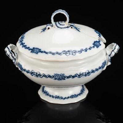 купить Cупница, украшенная изображением лент, бантов и цветов, фаянс, деколь, Brown-Westhead, Moore & Co. (BMW & C), Великобритания, 1869 г.