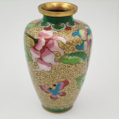 купить Вазочка, декорированная изображением астр на светло-желтом фоне, латунь, клуазоне (перегородчатая эмаль), Китай, 1950-1970 гг.