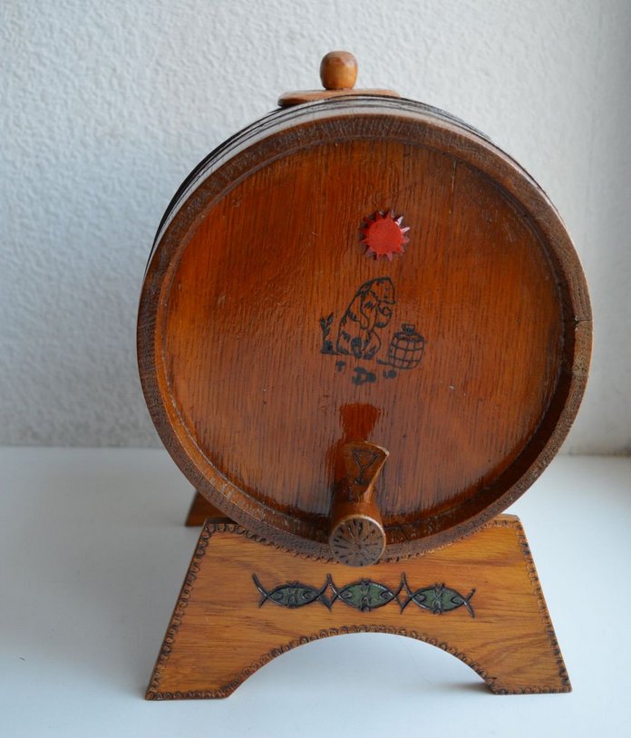 Бочонок для вина на подставке, дуб, СССР, 1974 г. стоимостью 2700 руб.