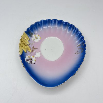 купить Блюдце от чайной пары "Рог изобилия" в сине-розовой гамме с цветочным декором, фарфор, аэрография, роспись, золочение, Фабрика И.Е. Кузнецова на Волхове, Российская империя, 1913-1918 гг.
