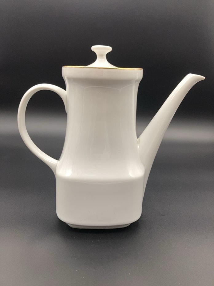 Чайник, фарфор, 1980-2010 гг. стоимостью 990 руб.
