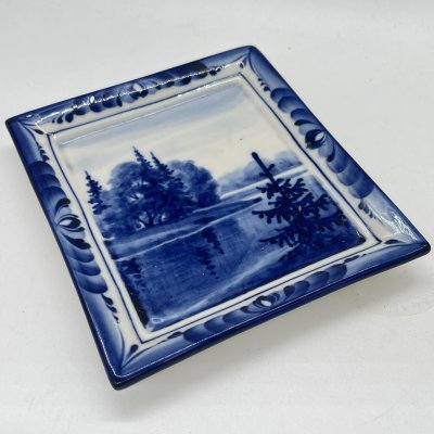 купить Панно настенное расписное с изображением пейзажа, ав. Ю. Гуляев, фарфор, роспись, Объединение «Гжель», СССР, 1980-2000 гг.