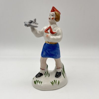 купить Статуэтка "Пионерка с моделью самолета", фарфор, роспись, Коростенский фарфоровый завод (КФЗ), Украина, 1980-2000 гг.