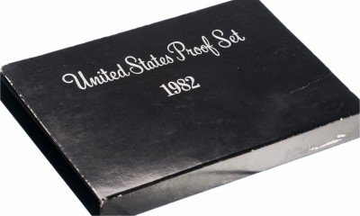 Купить США, официальный набор разменных монет 1982 года Proof (5 монет в футляре + жетон)