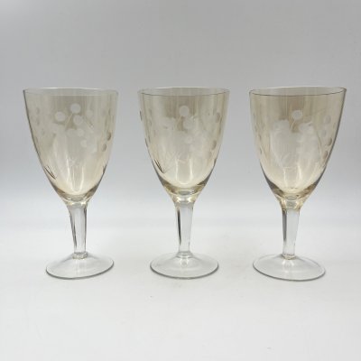 купить Набор из 3-х бокалов медового оттенка с растительным декором, цветное стекло, алмазная грань, СССР, 1970-1990 гг.