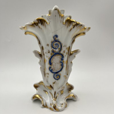 купить Вазочка сложной формы с растительным декором, фарфор, роспись, золочение, Западная Европа, 1900-1930 гг.