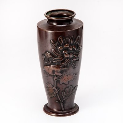 купить Ваза с изображением хризантемы и птицы, выполненная в стилистике эпохи Мэйдзи, металл, литье, Япония, 1950-1970 гг.