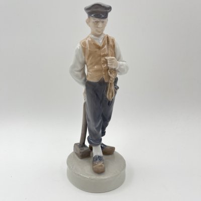 купить Статуэтка "Подмастерье" ("Мальчик с молотком"), модель №620, скульптор Chr. Thomsen, фарфор, роспись, Royal Copenhagen, Дания, 1968 г.