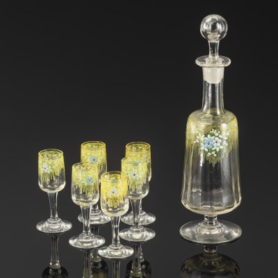 купить Набор для ликера, состоящий из штофа и рюмок на 6 персон с цветочным декором, стекло, гранение, роспись полихромной эмалью, Франция, 1890-1920 гг.