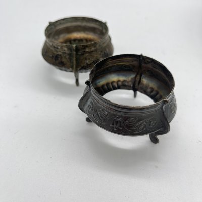 купить Набор из 2 солонок с растительным декором (нет стеклянного вкладыша), мНЦ (медь-никель-цинк), СССР, 1960-1980 гг.