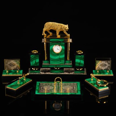 купить Письменный набор "Тигр" (6 предметов) в подарочной упаковке, малахит, бронза, долерит, металл, золочение, травление, Златоуст, Российская Федерация, 2025 г.