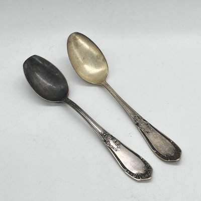 купить Набор из 2 столовых ложек с фигурным растительным декором на ручках, мНЦ (медь-никель-цинк), Киевский завод столовых приборов и посуды им. Дзержинского (ЗiД, ЗиД), СССР, 1950 г.