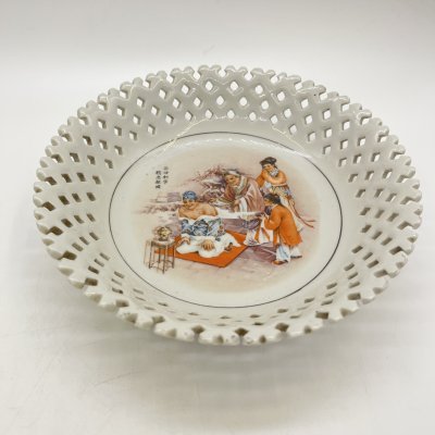 купить Тарелка с ажурным бортом и изображением жанровой сцены, фарфор, печать, Китай, 1960-1990 гг.