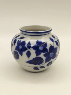 купить Ваза миниатюрная, украшенная цветочным декором, фарфор, роспись, золочение, Турыгинский фарфоровый завод артели «Художественная керамика» (Гжель), СССР, 1940-1950 гг.