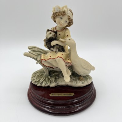 купить Статуэтка "Девочка с утокой" автор G.Armani, фарфор, дерево, роспись, Capodimonte (Каподимонте), Италия, 1993-2000 гг.