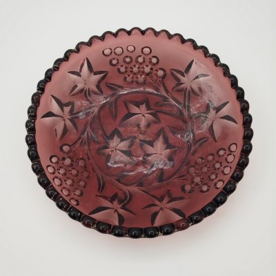 купить Тарелочка марганцевого цвета с декором в виде виноградных лоз, выполненным с оборотной стороны, марганцевое стекло, литье, Россия, 1900-1940 гг.