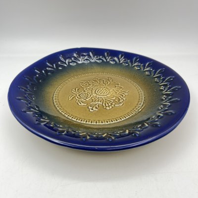 купить Блюдо "Букет улыбок" с рельефным декором, фаянс, поливы, Ленинградский завод «Стройфаянс», СССР, 1980-1990 гг.