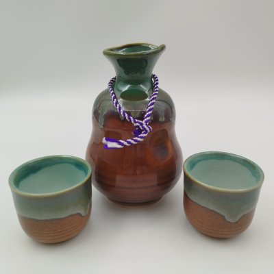 купить Набор для саке в оригинальной упаковке (штоф, 2 стопки), UTSUWA-NO-YAKATA, керамика, поливы, Япония, 1981-2000 гг.