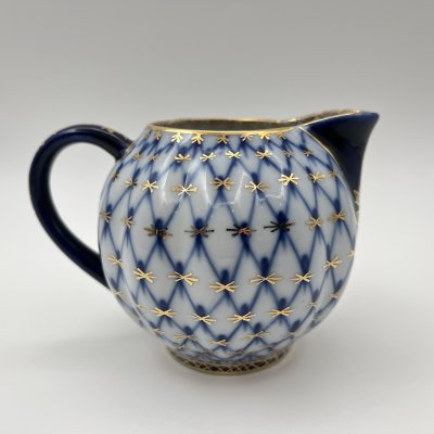 купить Молочник "Кобальтовая сетка", форма "Тюльпан", автор формы С.Е. Яковлева, автор рисунка А.А. Яцкевич, фарфор, деколь, золочение, Ленинградский фарфоровый завод (ЛФЗ), СССР, 1970-1992 гг.