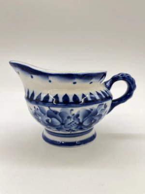 купить Молочник (сливочник) с цветочным декором, Гжель, фарфор, роспись, Россия, 2000-2015 гг.