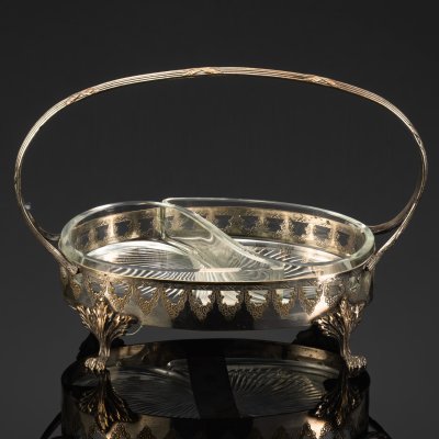 купить Менажница двухсекционная в металлической оплетке на зооморфных ножках с прорезным бортом и декором в виде цветочных гирлянд, металл, гальваническое серебрение, стекло, резьба, Западная Европа, 1900-1930 гг.