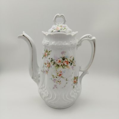 купить Кофейник, украшенный рельефным декором и изображением роз, фарфор, деколь, золочение, Западная Европа, 1890-1920 гг.