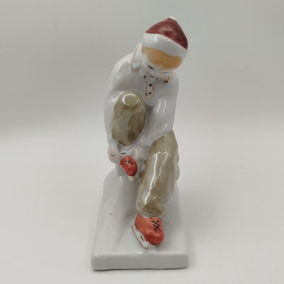 купить Статуэтка "Девочка надевает коньки" ("Юная конькобежка"), фарфор, роспись, люстр, золочение, Артель «Прогресс», СССР, 1950-1970 гг.