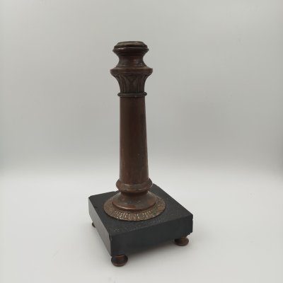 купить Подсвечник в виде колонны с листообразным орнаментом на капителе, металл, камень, Западная Европа, 1930-1950 гг.