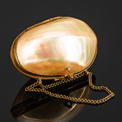 купить Шкатулка (табакерка, несессер) в виде яйца, с цепочкой, латунь, раковина, перламутр, Российская империя, 1880-1910 гг.