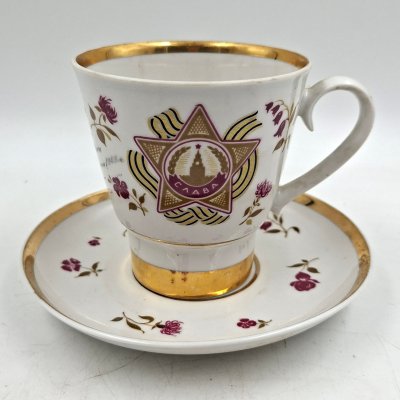купить Пара чайная "Слава" с цветочным декором и дарственной надписью (форма бокала "Невский"), фарфор, деколь, золочение, Ленинградский фарфоровый завод (ЛФЗ), СССР, 1985 г.