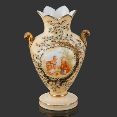 купить Ваза с цветочным декором, украшенная изображением играющих детей, стекло, (молочное), деколь, роспись эмалевыми красками, золочение, Европа, 1930-1960 гг.