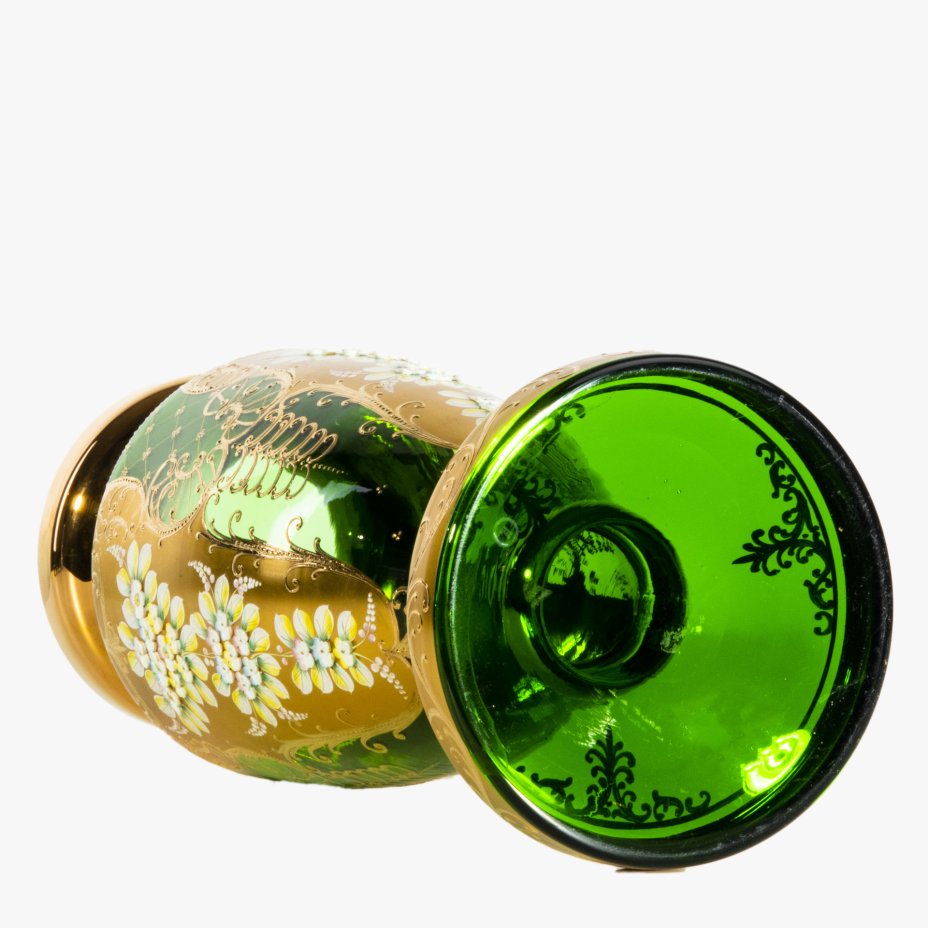 Ваза интерьерная, украшенная лепным декором флористического мотива ...