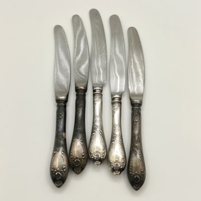 купить Набор из пяти десертных ножей с растительным декором (в подборе), мНЦ (медь-никель-цинк), нержавеющая сталь, Вольнянский завод столовых приборов им. Шевченко (ЗiШ, ЗиШ), СССР, 1960-1990 гг.