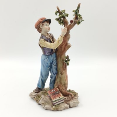 купить Статуэтка "Мальчик с улиткой", фарфор, роспись, Европа, 2000-2010 гг.