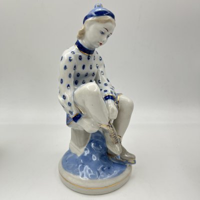 купить Статуэтка "Конькобежка", автор Н. Б. Квитницкая, фарфор, роспись, золочение, Турыгинский фарфоровый завод артели «Художественная керамика» (Гжель), СССР, 1950-1960 гг.