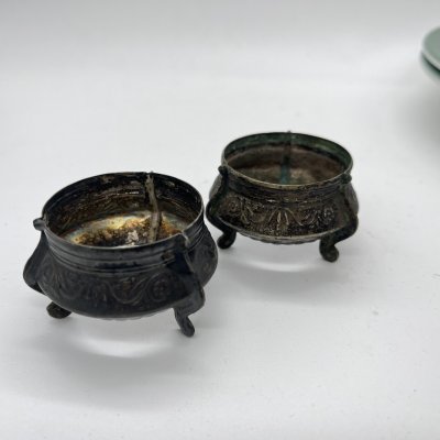 купить Набор из 2 солонок с растительным декором (нет стеклянного вкладыша), мНЦ (медь-никель-цинк), СССР, 1960-1980 гг.