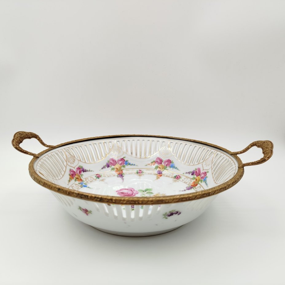 купить Блюдо (сухарница) с прорезным бортом, украшенное изображением цветов, фарфор, деколь, золочение, сплав металлов, Западная Европа, 1970-1990 гг.