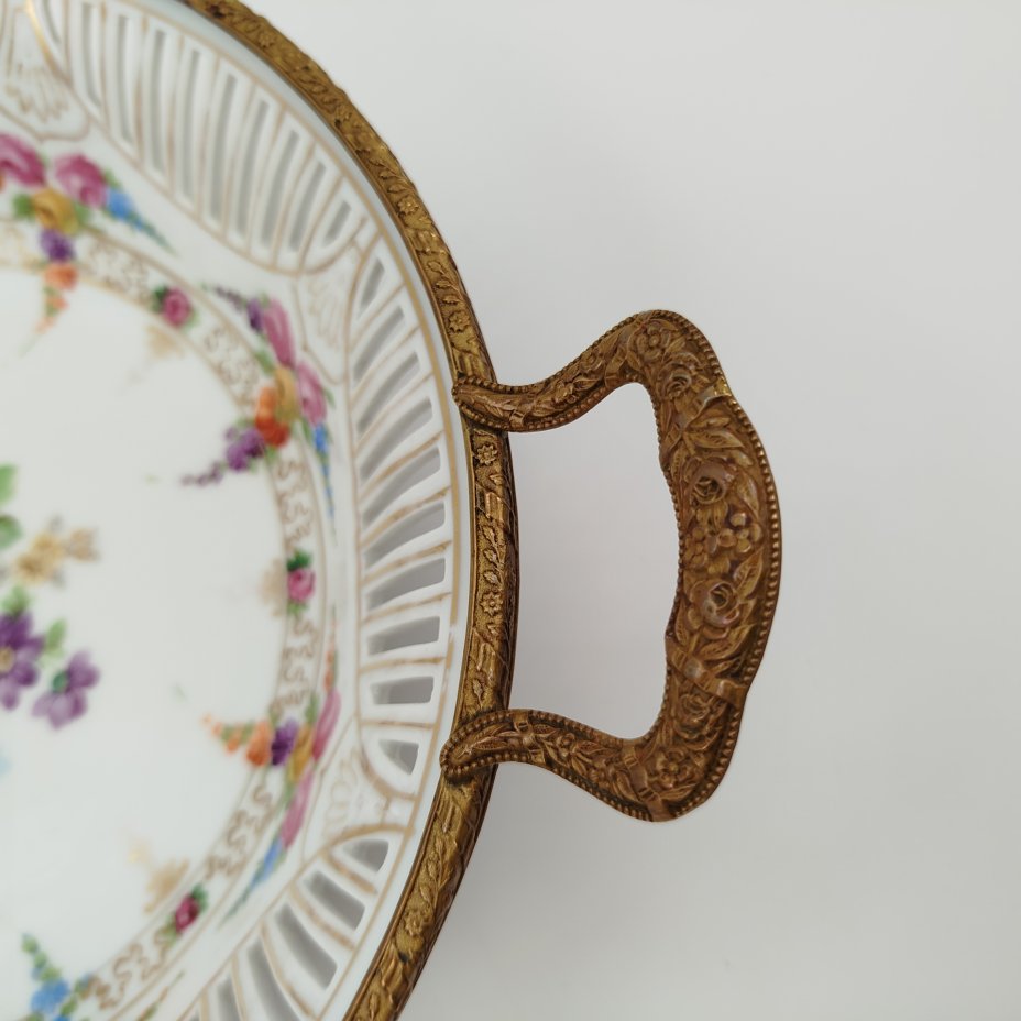 купить Блюдо (сухарница) с прорезным бортом, украшенное изображением цветов, фарфор, деколь, золочение, сплав металлов, Западная Европа, 1970-1990 гг.