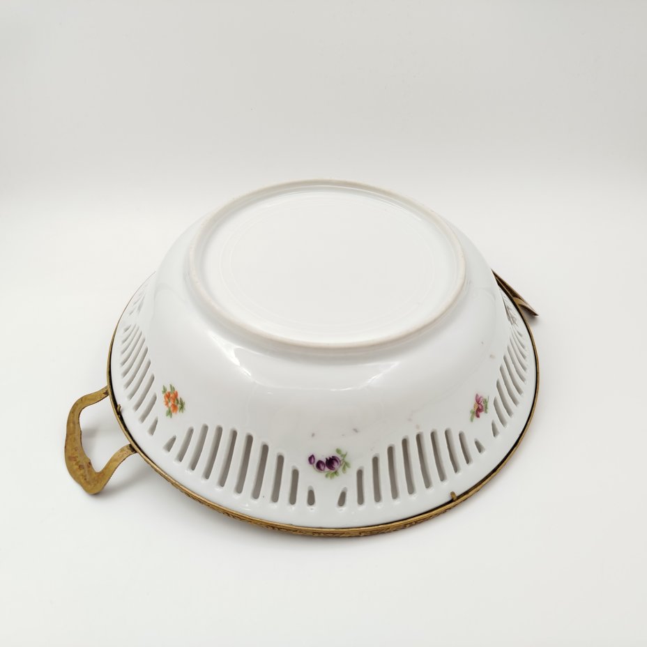 купить Блюдо (сухарница) с прорезным бортом, украшенное изображением цветов, фарфор, деколь, золочение, сплав металлов, Западная Европа, 1970-1990 гг.